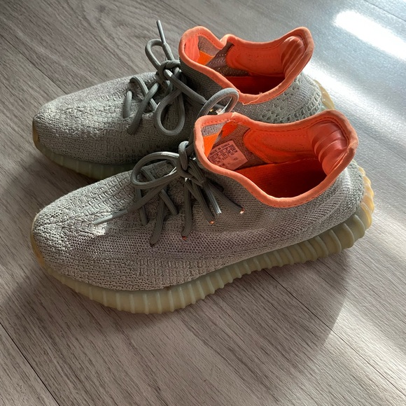 ADIDAS YEEZY Boost 350 V2 (Desert Sage Colorway) - Picture 2 of 4